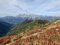 Blick zum Dachsteinmassiv vom Wanderweg zum Hochwurzen (2).jpg