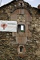 Edificio blasonado en ruinas