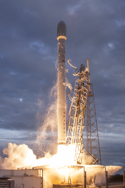 "Launch_of_Falcon_9_carrying_THAICOM_6_(16169086873).png" by User:Huntster