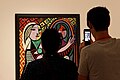 Visitantes contemplando (y fotografiando) Mujer ante el espejo de Pablo Picasso[1] en el MoMA de Nueva York en 2014.