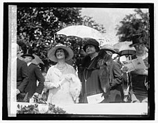 Mrs. Claude A. Swanson & Mrs. Woodrow Wilson, 5-29-26 LCCN2016842154.jpg