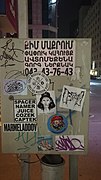 Grafitioj kaj surgluaĵoj en Erevano.jpg