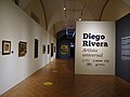 Exposición de cuadros de Diego Rivera en Orizaba (México) en 2021. Se aprecia la forma habitual de exhibir cuadros de distintos tamaños en galerías y museos.