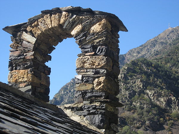 Pre-Romanesque bell gable of the Church of Sant Romà dels Vilars. Author: Simonjoan