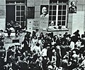 Thumbnail for File:1968-07 1968年 巴黎游行中的巴黎大学学生贴出毛泽东画像.jpg