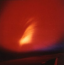 Deutsch: Polarlichtartiges Phänomen nach der Detonation eines Nuklearsprengsatzes in großer Höhe English: Aurora-like phenomenon after high-altitude nuclear explosion