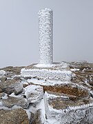 Vértice geodésico con hielo. Peñalara. Sierra de Guadarrama. España. Spain.jpg