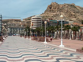 Català: Passeig marítim amb el castell de Santa Bàrbara al fons Deutsch: Die Strand und Hafenpromenade Explanada von Alicante mit Blick zum Castillo de Santa Barbara.