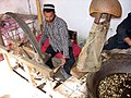 Getting silk from cocoons / Obteniendo la seda de los capullos