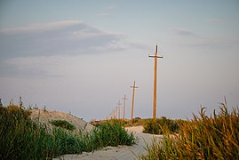 Лінія електропостачання, що не працює, на косі Тузловського ліману.jpg