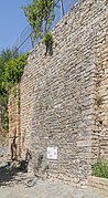 Battlements of the former abbey in Sainte-Enimie 02.jpg