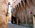 Ingresso a Via Sant'Eufemia con arcatelle medievali.