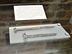 02019 0684 (2) knives with volute ends, Avar style, Danube - Dnieper horizon, 7th century.jpg