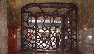 Front gate - Casa Milà - Barcelona 2014 (2).jpg