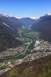 Vista sulla Valle Riviera in alto fino alla Valle Leventina con Gnosca e Preonzo visto a sinistra a monte, Arbedo e Castione, Claro sul lato sinistro del fiume, Fiume Ticino