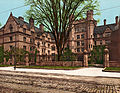 "Vanderbilt_Hall,_Yale_College,_New_Haven,_Connecticut,_1901.jpg" by User:Slick-o-bot