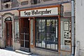 Schaufenster mit Exponaten aus der Sammlung Manfred Gall (Gleinker Gasse 9)