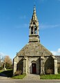 Plonévez-du-Faou ː chapelle du Quilliou, façade et calvaire.