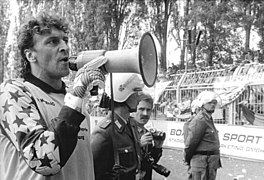 Bundesarchiv Bild 183-1990-0526-010, Chemnitzer FC - 1. FC Magdeburg, Ausschreitungen.jpg