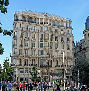 N.º 26, edificio construido entre/built between 1915-1916 para viviendas y oficinas/ for housing and offices