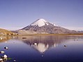 Lago Chungará e o vulcão Parinacota ao fundo.