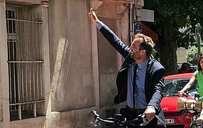 21.06.20 Michaël Delafosse à vélo dans une rue de Montpellier.jpg