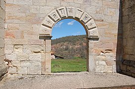 Cabezón de la Sierra igrexa arco.jpg