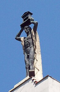 'El Romano', escultura de Victorio Macho en la azotea del edificio del N.º 60