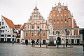 English: Riga, the capital of Latvia, is 360 kilometres by plane Suomi: Latvian pääkaupunkiin Riikaan on 360 km lentokoneella