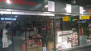 Ajax fanshop voetbal fans winkel in Schiphol 2014 (b).jpg