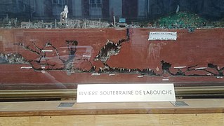 Maquette coupe transversale rivière souterraine de Labouiche.jpg