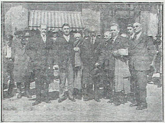 Ante Pavelić and Gustav Perčec with the Macedonian National Committee in fron of Union Palace Hotel in Sofia, 20 April 1929.png