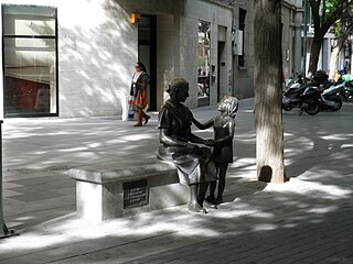 Plaza Cervantes y el monumento homenaje a la mujer manchega