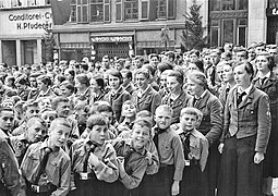 W Kleinfeldt - BDM und Pimpfe auf dem Marktplatz 1.5.1937 (TJiG15).jpg