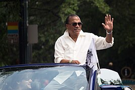 Dragon Con 2013 Parade - Billy Dee Williams (9684857480).jpg