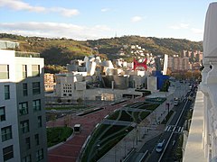 Museo Guggenheim desde Plaza Euskadi.JPG