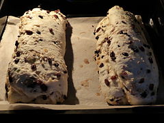 Stollen im Backofen.JPG