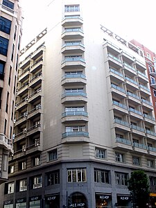 N.º 74, construido entre 1953 y 1955 sobre planos de Manuel Cabanyes Mata y Cayetano Cabanyes Mata. En la actualidad, el inmueble acoge el Hotel Madrid Plaza España