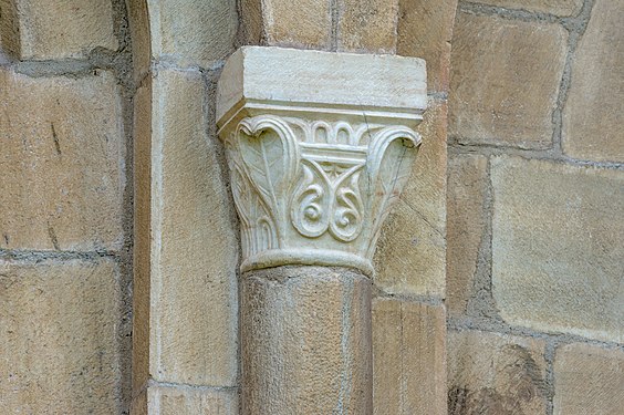 English: Left capital at the northern lateral apse Deutsch: Linkes Kapitell der nördlichen Seitenapsis