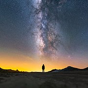 Na uku: Milky Way ya kwanta sama da wata mata, a Trona Pinnacles National Landmark, California. – Jinginarwa: Ian Norman (http://www.lonelyspeck.com)(cc-by-sa-2.0)