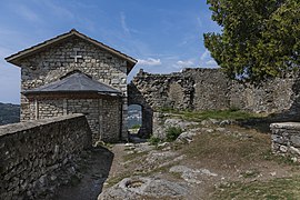 Chiesetta e Arco Castello di Somasca.jpg