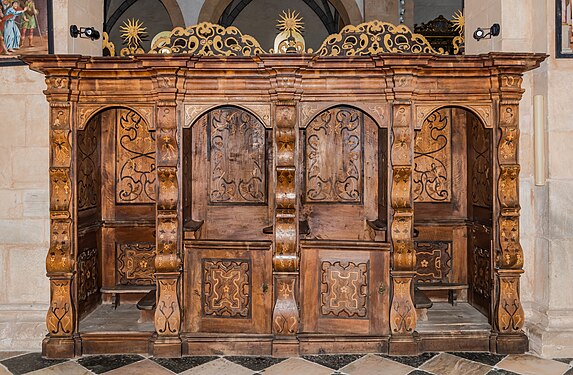 English: Double confessional with intarsia at the right aisle Deutsch: Doppelbeichtstuhl mit Intarsien im rechten Seitenschiff