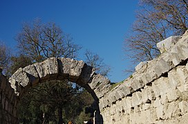 02 2020 Grecia photo Paolo Villa FO199998 (Olimpia parco archeologico - entrata dello stadio arco - arch of the stadium gate - Stoa of Echo).jpg