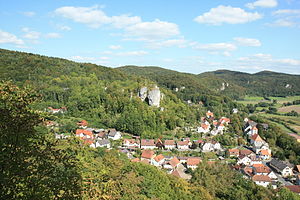 Burgruine-Streitberg - Ansicht des Burgfelsens über Streitberg aus südwestlicher Richtung (September 2009)