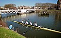 6. Edző a csapatával a Muntbrug forgóhídnál Utrechtben Szerző: E. Dronkert Licenc: CC-BY-3.0