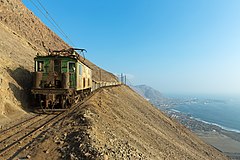 Tercer puesto: Muy por encima de Tocopilla, Chile, una locomotora eléctrica GE 289A Boxcab de la Sociedad Química y Minera de Chile realiza el descenso por la horquilla Reverso. Attribution: Kabelleger / David Gubler (CC BY-SA 4.0)