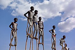 Second place: Banna children in Ethiopia with traditional body painting, playing on wooden stilts. Nimeä: WAVRIK (CC-BY-SA 4.0)