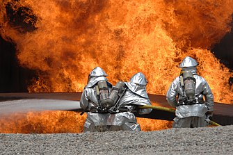 Bomberos de la Fuerza Aérea de los Estados Unidos en un ejercicio de entrenamiento de extinción de fuego.