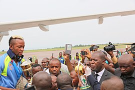 Kinshasa, RD Congo - Les Léopards accueillis à l’aéroport de Ndjili à leur descente d’avion par une foule enthousiaste après leur sacre au Championnat d'Afrique des nations de football (CHAN). (24820108021).jpg