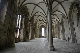 Salle des Hôtes - Mont St Michel (32921600605).jpg